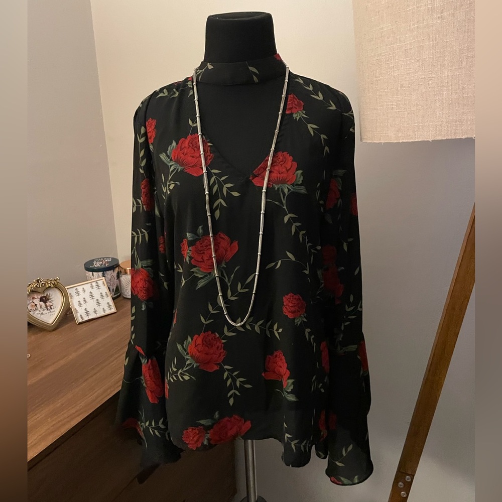 Flirty sexy romantic blouse - Picture 2 of 4